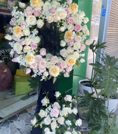 Kệ Hoa Tươi Chia Buồn - Vòng Hoa Hiện Đại CB-001