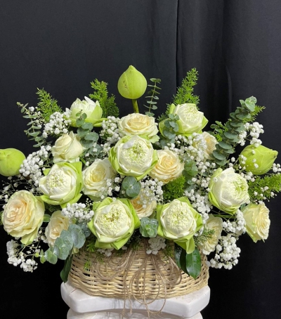 Giỏ Hoa Sen Phối Hoa Hồng Chúc Mừng
