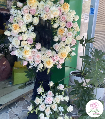 Kệ Hoa Tươi Chia Buồn - Vòng Hoa Hiện Đại CB-001