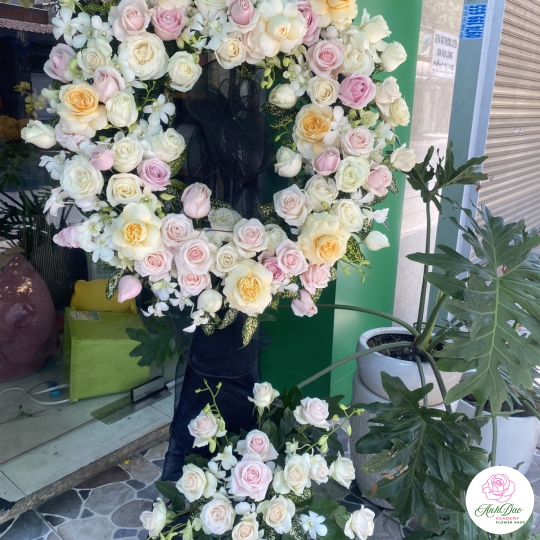 Kệ Hoa Tươi Chia Buồn - Vòng Hoa Hiện Đại CB-001