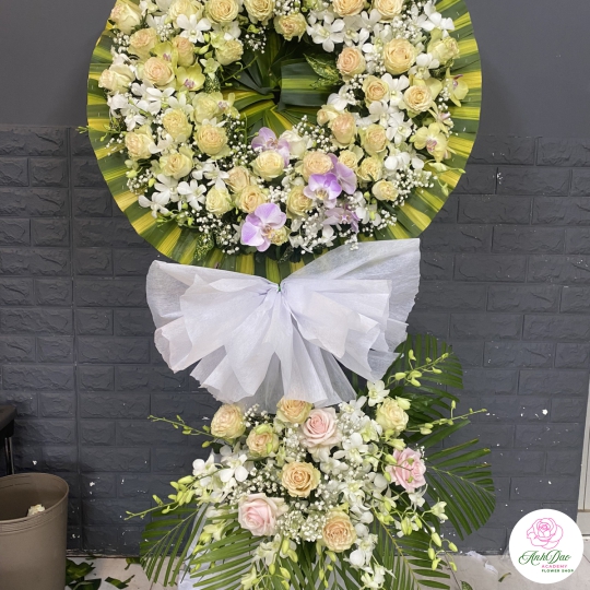 Kệ Hoa Tươi Chia Buồn Hiện Đại - Vòng Hoa CB-222