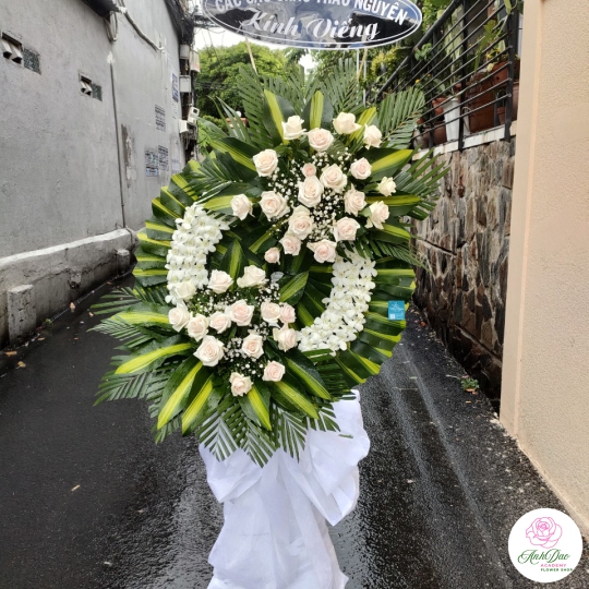 Kệ Hoa Tươi Chia Buồn - Vòng Hoa Đẹp HCB-0002