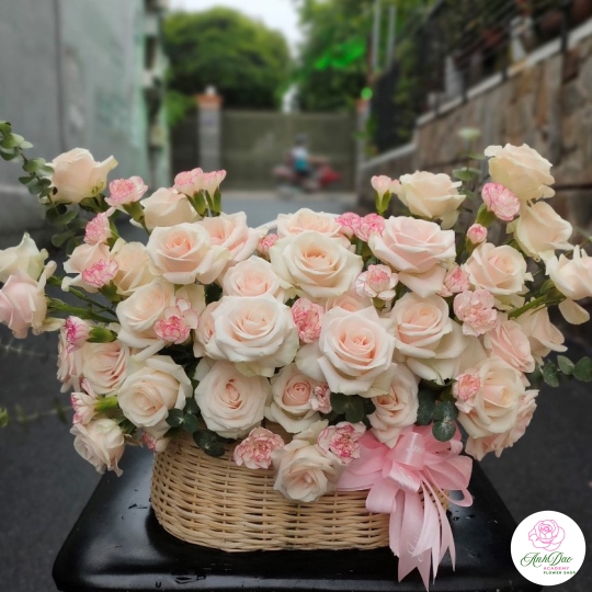 Giỏ Hoa Chúc Mừng - Giỏ Hoa Tươi HCM-8701
