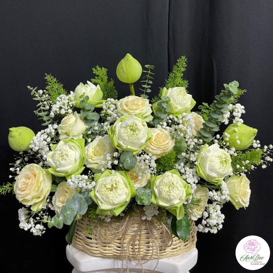 Giỏ Hoa Sen Phối Hoa Hồng Chúc Mừng